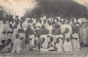 Somalia - Missionaries with Somali orphans in the bush - Publ. Catholic Mission - Picture 1 of 2