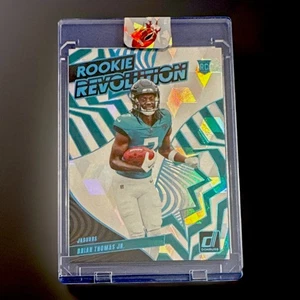 BRIAN THOMAS JR. - 2024 DONRUSS #8 - ROOKIE REVOLUTION CUBIC /50- SP - (RC) - Imagen 1 de 3