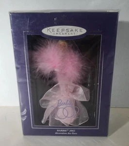 2002 BARBIE HALLMARK RICORDO ORNAMENTO CLUB PORCELLANA ROSA ABITO DA BALLO PIUMA NUOVO CON SCATOLA - Foto 1 di 2
