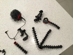 Set treppiede Joby con microfono e supporto telefono e altri accessori - Foto 1 di 4