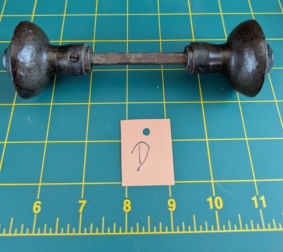 Antiguo juego de pomos de puerta de hierro bronceado martillado con husillo 2" W D Foto 1 de 4