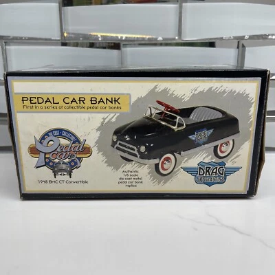 DRAG SPECIALTIES Crown Premiums 1948 BMC Convertible PEDAL CAR BANK Nuevo En Caja Foto 1 de 4