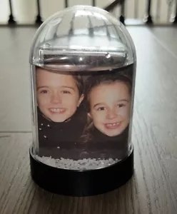 4,5"" groß bis 3"" breites Foto"" Schneekugel schwarz Kunststoffbasis (einfach personalisieren) - Bild 1 von 3