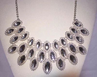 Collar babero piedras de plástico facetadas tono plata metal 22" llamativo declaración  Foto 1 de 4