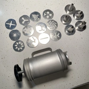 Prensa para galletas Mirro de aluminio vintage con mango 12 placas de disco 5 puntas - Imagen 1 de 8