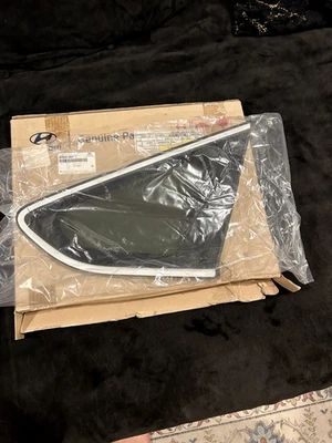 Hyundai Santa Fe Sport 87820-2W010 2013-2018 montaje de vidrio y moldura - cuarto Foto 1 de 3