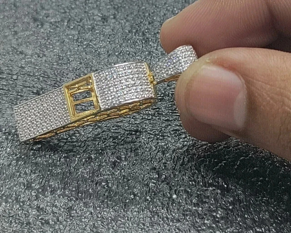 Colgante con dije de silbato Coach de diamantes redondo creado en laboratorio de 2 quilates enchapado en oro amarillo de 14 quilates Foto 1 de 4