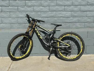 Bicicleta de montaña GT Fury World Cup Downhill Fox Racing 40 ruedas Shox Mavic Deemax Foto 1 de 4