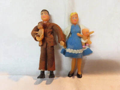 Casa de muñecas vintage escala 1:12 familia de muñecas, padre madre bebés Foto 1 de 4