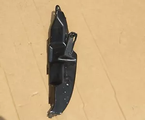 1984-1996 CORVETTE C4 LH DRIVER SIDE FENDER MOUNTING BRACKET GOOD CONDITION - Foto 1 di 1