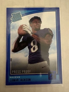 Tarjeta de novato 2018 Panini Donruss Lamar Jackson Blue Press Proof Baltimore Ravens - Imagen 1 de 9