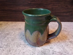 Vintage glasierte Steingut Keramik Tasse grün und braun signiert Sulvia - Bild 1 von 5