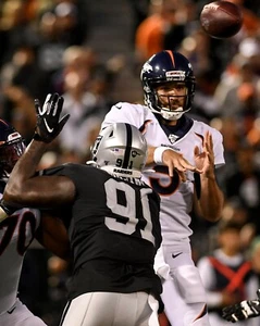 JOE FLACCO 8X10 PHOTO DENVER BRONCOS PICTURE NFL FOOTBALL VS RAIDERS - Picture 1 of 1