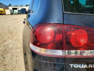 2008 2010 年大众途锐原始设备制造商左后尾灯四分之一安装有裂纹 — 第 1/4 张图片