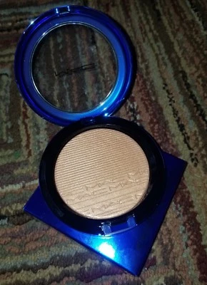 MAC Extra Dimension Skinfinish in Shaft of Gold LIMITED EDITION SOLD OUT - Image 1 of 2