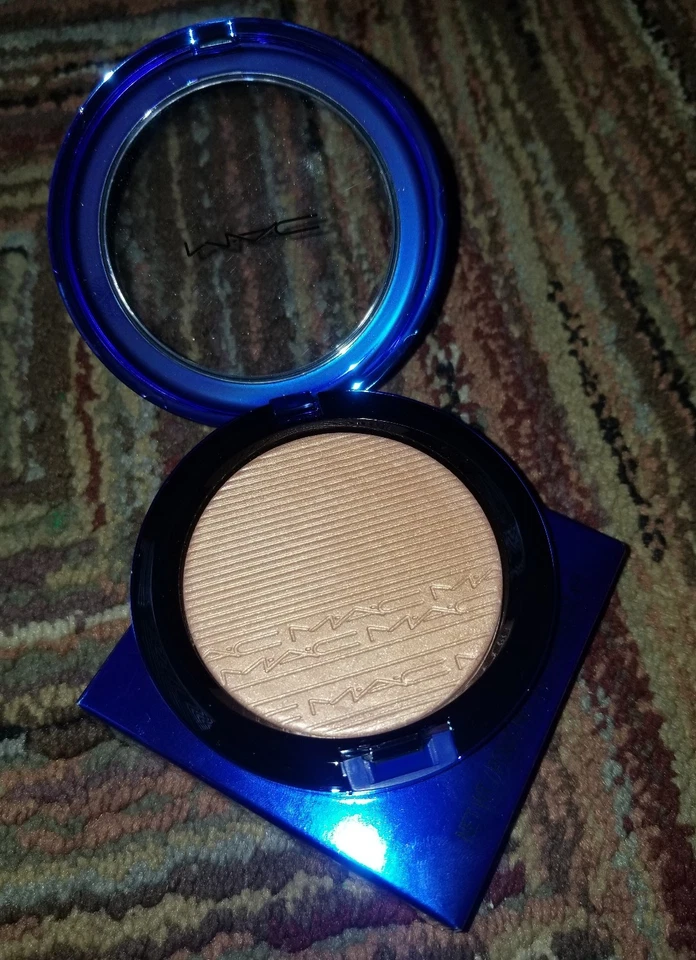 MAC Extra Dimension Skinfinish in Shaft of Gold LIMITED EDITION SOLD OUT - Image 1 of 2