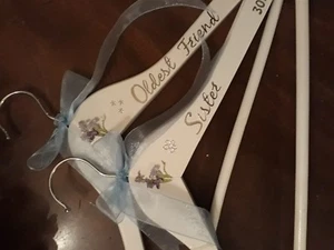 Maßgeschneiderte personalisierte Hochzeit Kleiderbügel. Brautjungfer/Brautmutter/Bräutigam, Blumenmädchen - Bild 1 von 4