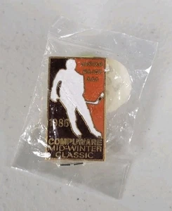 1986 Compuware Mid-Winter Classic Bantam Major AAA Hockey spilla bavero vintage #377 - Foto 1 di 4