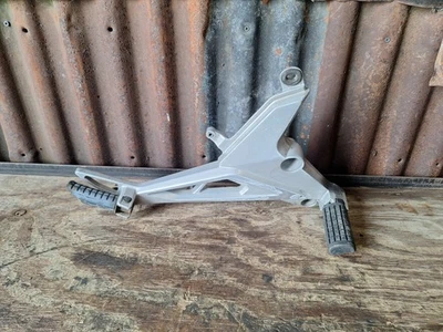 Honda CB 125 F GLR125 — правосторонняя опора на ножку + крепление кронштейна и педаль тормоза - Изображение 1 из 4