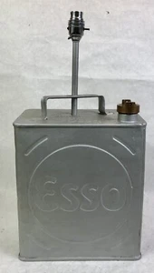 Luz de lata de gasolina Esso vintage, en relieve, 3 chelines, 2 galones, original - Imagen 1 de 14