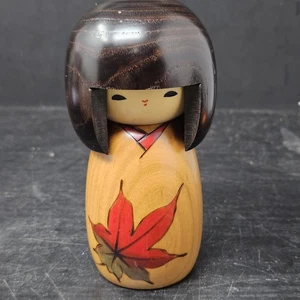 Muñeca Usaburo Kokeshi de madera maciza con hermoso grano y otoño color rojo hoja de arce - Imagen 1 de 11