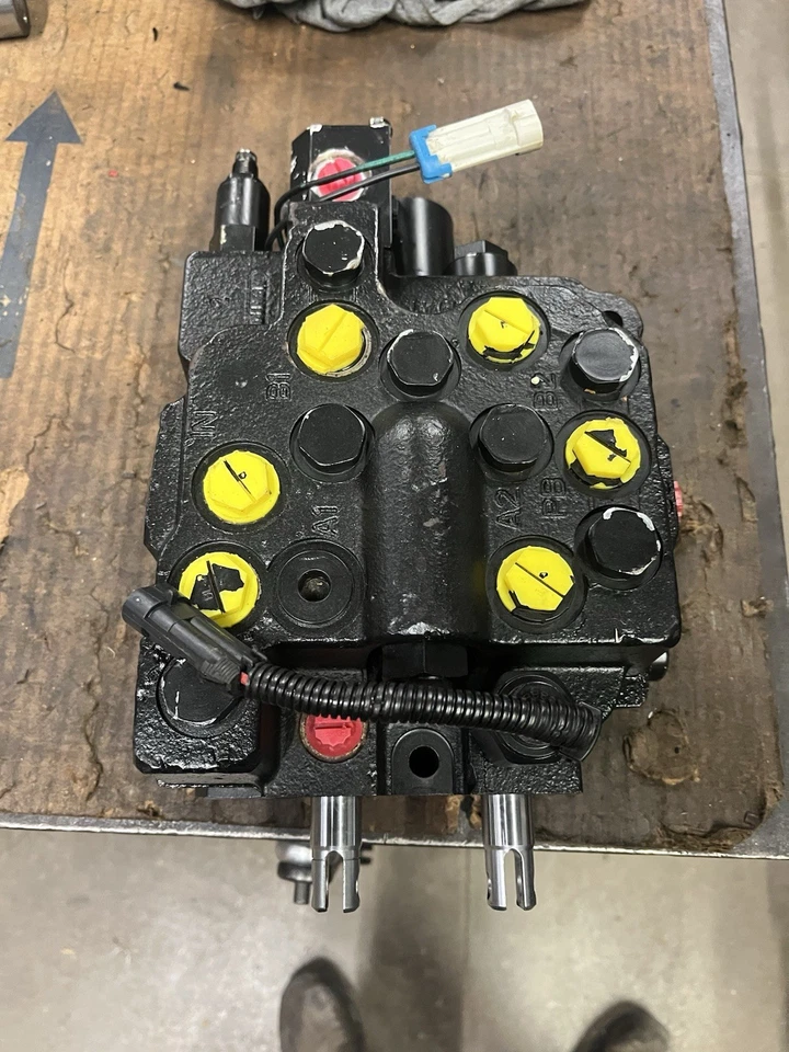 OEM Nueva válvula de control de stock antiguo se adapta a minicargadora Case 60xt 70xt ¡AUTOIVELANTE!! Foto 1 de 4