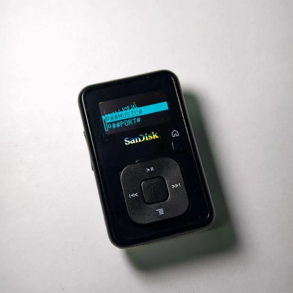 Reproductor MP3 multimedia digital transparente SanDisk Sansa Clip+ (8 GB) - funciona muy bien Foto 1 de 4