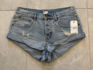Billabong Women's Get Low Denim Shorts Button Fly Cut Off Size 29 Light Wash NWT - Picture 1 of 9
