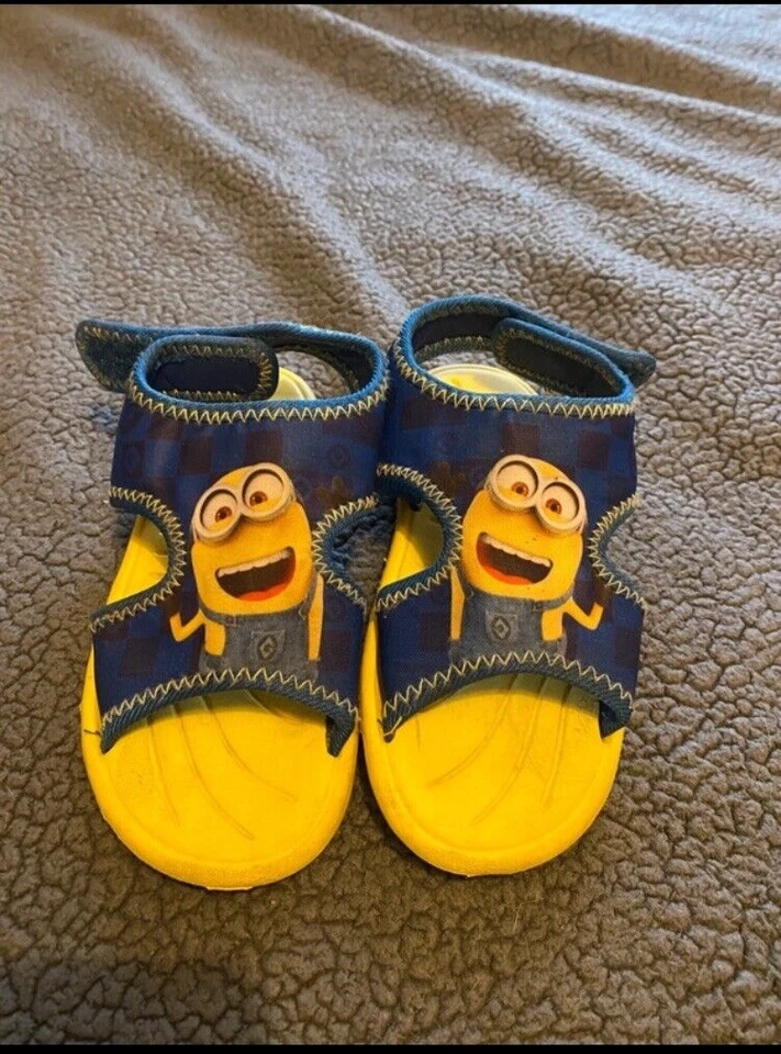 Sandalias Minion talla UK 11 niños Foto 1 de 4