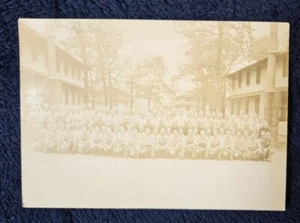 Vintage 20er Jahre Militär Basisgruppe Portrait Sepia Fotokarte - Bild 1 von 2