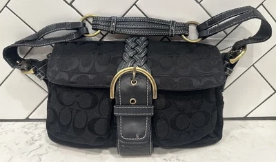 Cartera Coach negra tejida con correa para el hombro hebilla con cierre magnético Foto 1 de 4