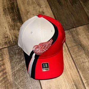 Detroit Red Wings Fitted Reebok Cap- Size: S/M - New Cap - Red & White, NEW - Picture 1 of 2