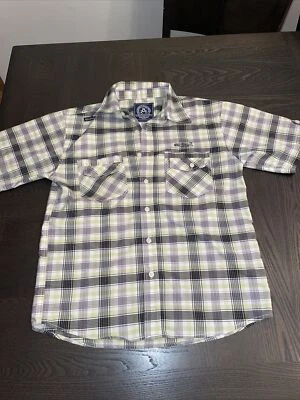 Camisa con botones a cuadros verde marca de ropa Akademiks para niños talla mediana (10-12) Foto 1 de 4