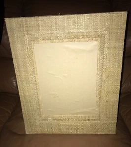 Marco de fotos tejido de paja Raffia de colección 14,75 x 17 5/8 pulgadas Independiente o colgante - Imagen 1 de 6