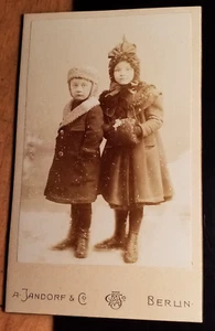 2 Kinder in Winter Kleidung Mantel Muff Mütze Schnee CDV A. Jandorf & Co. Berlin - Bild 1 von 2
