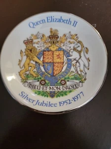 Reina Isabel II Orgullo de Gran Bretaña Plato de recuerdo Jubileo de Plata Madera e Hijos - Imagen 1 de 2