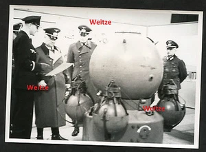 Original Pressefoto Eine Neuartige Seemine wird Inspiziert Kriegsmarine 2.WK - Picture 1 of 2