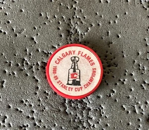 Calgary Flames 1988-89 Stanley Cup Champions NHL Hockey Pin - Bild 1 von 2