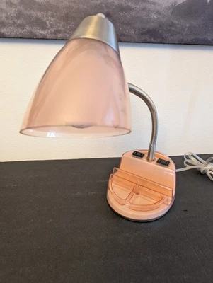 浅粉色可调节电存储宿舍台灯带2个插座工作 — 第 1/4 张图片