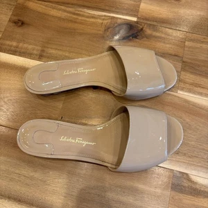 Salvatore Ferragamo Women's Beige Open-Toe Sandals US 7 Mint Boxed - Foto 1 di 3