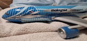 Malaysia Freedom of Space Boeing B777-200ER Model Large 1:200 in box with Stand - Picture 1 of 11