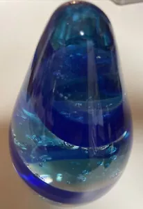 Pisapapeles en forma de huevo con diseño azul vidrio artístico de 5 3/4 pulgadas de alto - Imagen 1 de 6