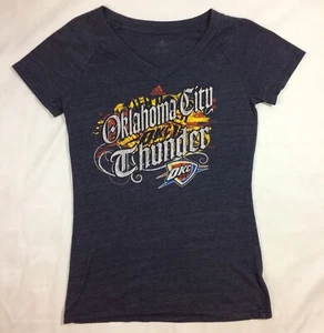 Camisa gráfica para mujer Adidas Oklahoma City gris trueno cuello en V talla mediana - Imagen 1 de 4