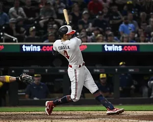 Foto de béisbol de Carlos Correa balanceándose al bate de los gemelos de Minnesota 8x10 MLB - Imagen 1 de 1