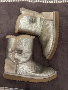 UGG Classic Mini Bailey Button Metallic Silver Boots EU 34 / Größe 4 Damen 6 Mädchen - Bild 1 von 7