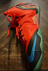 Nike LeBron 11 Atomic Red Black Vivid Blue taglia 11 - 642846-600 - uscita 2014 - Foto 1 di 11