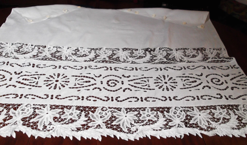 rideau ancien en lin  115 cm x 133 cm à décor de dentelle au cordonnet. - Photo 1/4