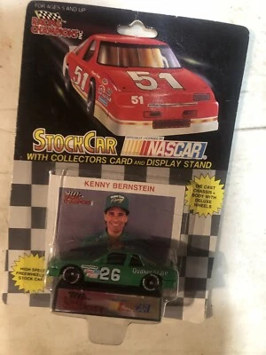 Campeón de carreras NASCAR #26 Kenny Bernstein calcetín coche con tarjeta de coleccionista  Foto 1 de 3