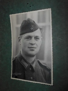 schönes Portraitfoto deutscher Soldat Postkartenformat - Bild 1 von 2