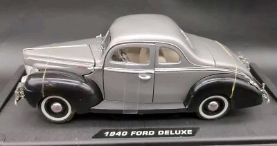 Motormax 1/18 Scale - 73108 1940 Ford Deluxe - Two Tone Silver Black Diecast Car - Image 1 of 4